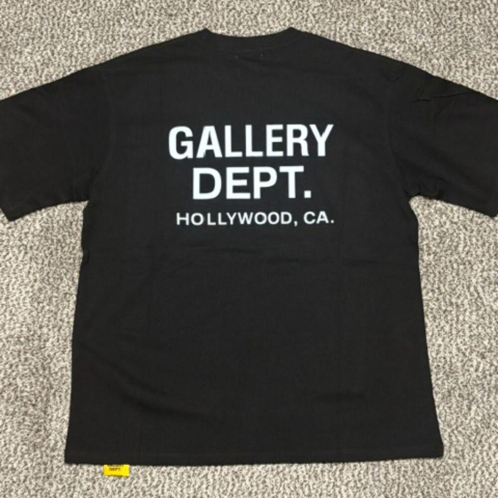 Black gallery dept graphic tee